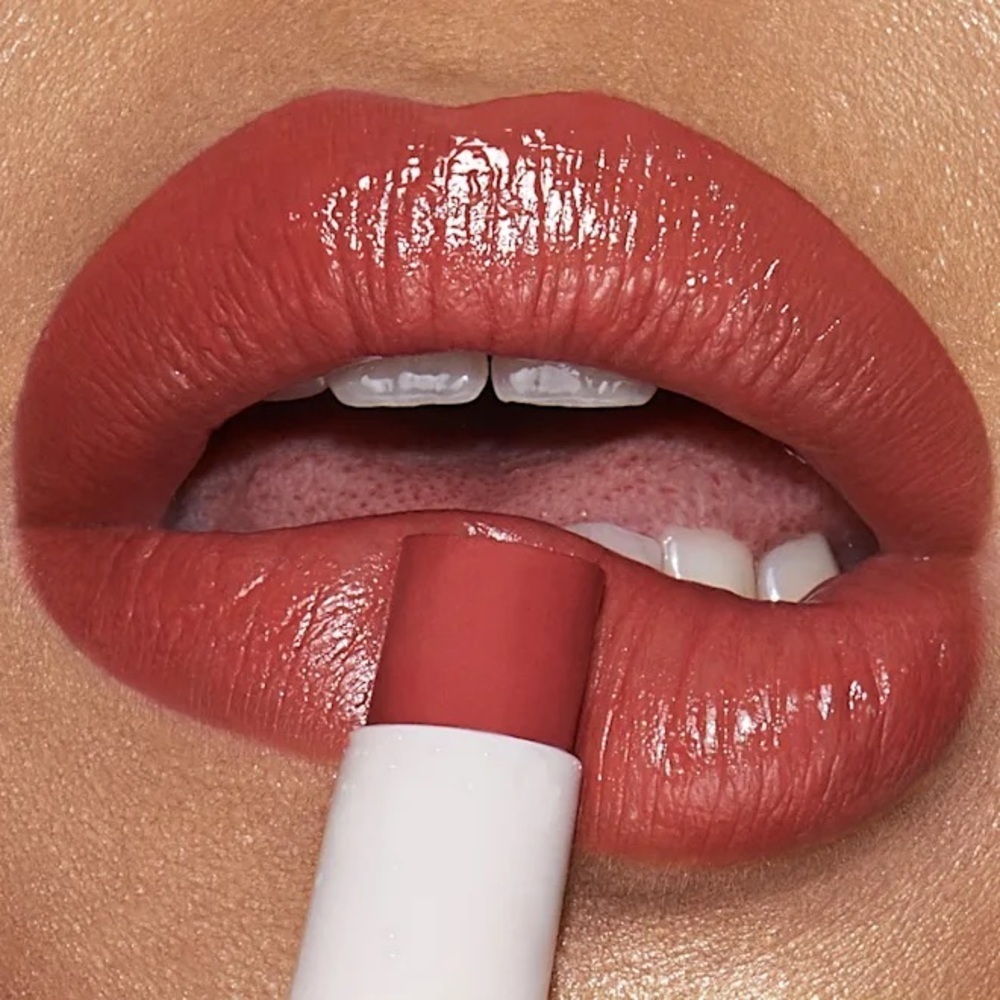 Charlotte Tilbury Hylauronic + Happikiss Anti-Aging Color Balm Enchanting Kiss - Picture 4 of 5
